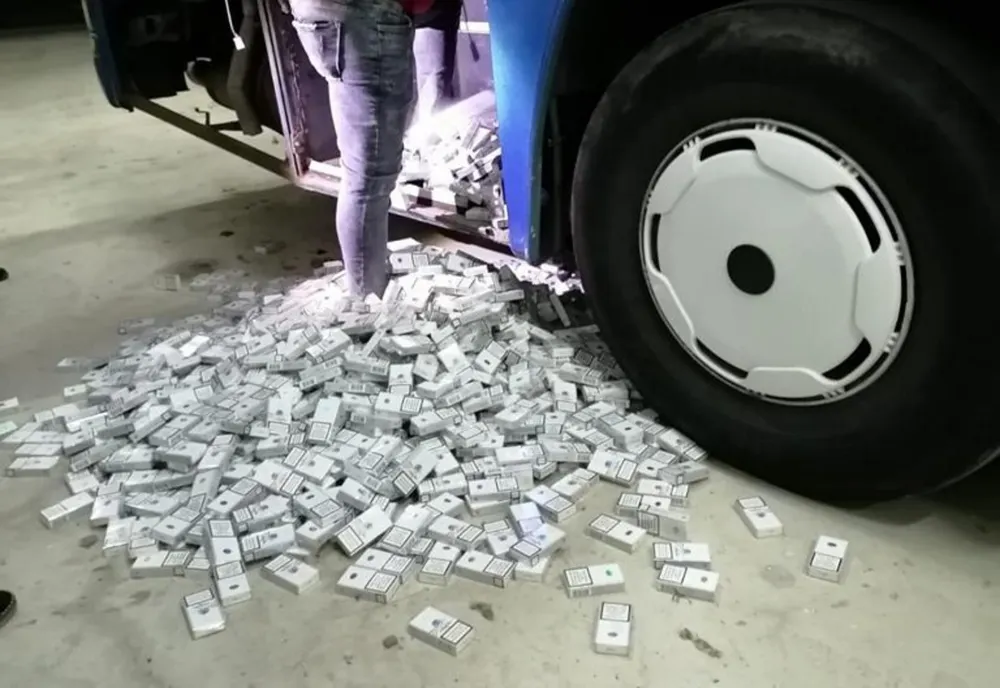 Autocar defect, blindat cu ţigări, depistat la intrarea în România