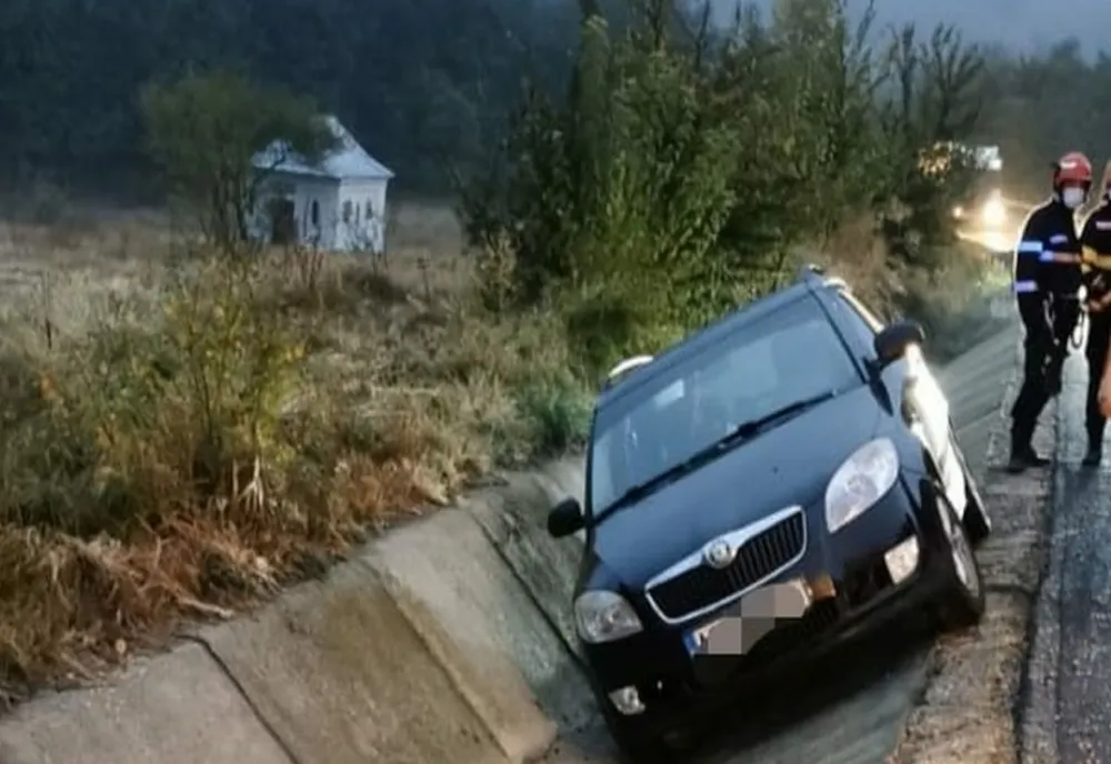 Un șofer beat s-a oprit cu mașina în șanț