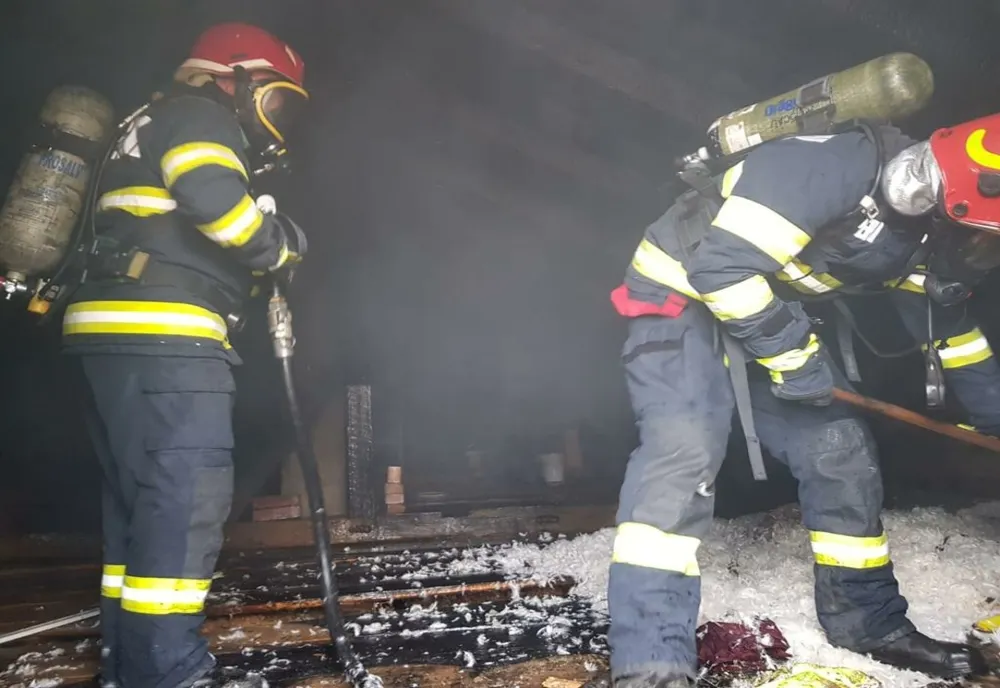 Femeie salvată din flăcări de către pompieri 
