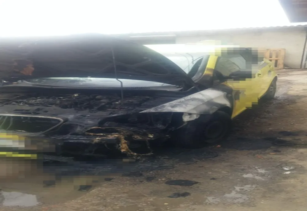 S-a ales cu arsuri încercând să-și salveze autoturismul din flăcări 