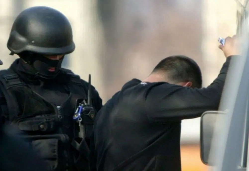 Bărbat încătușat după o descindere din greșeală. Care a fost reacția poliției
