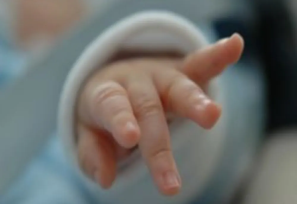 Copil în vârstă de doi ani, în stare gravă după ce o oală cu apă clocotită s-a răsturnat peste el