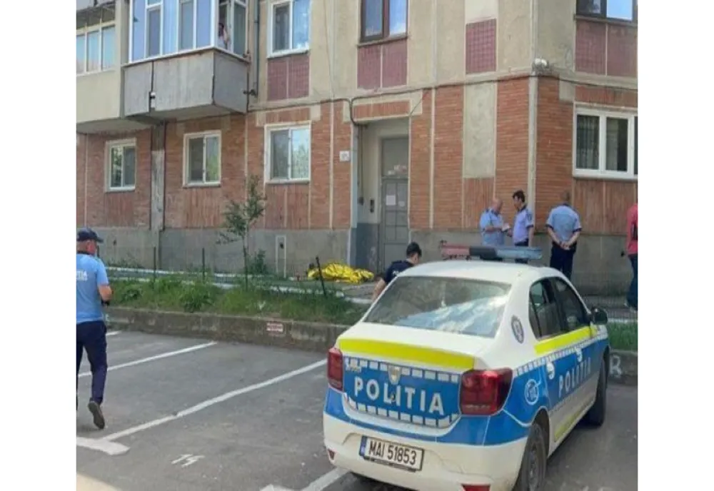 O femeie a murit după ce a căzut de la etajul trei
