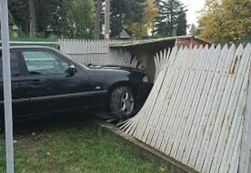Atât de beat că a ratat curba și s-a oprit cu mașina în gard