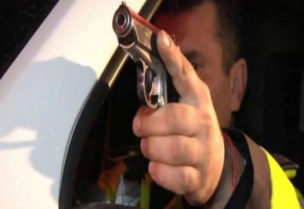 17 focuri de armă trase după un autoturism. Șoferul a reușit să scape din urmărire