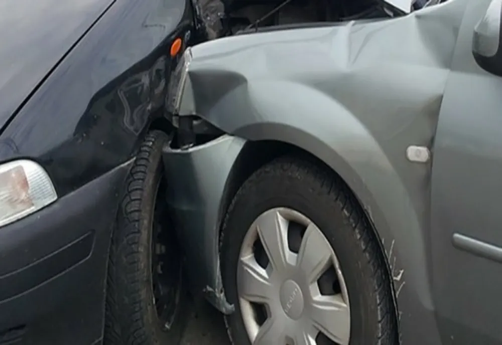 Tamponare în Ștefănești! Șoferul vinovat nu avea permis