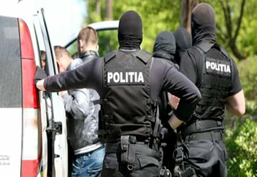Își riscă libertatea pentru o pereche de căști! Trei minori reținuți pentru tâlhărie
