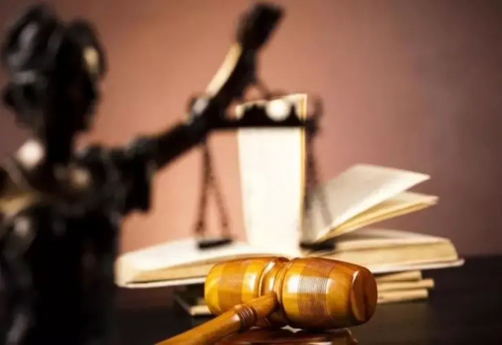 Arest preventiv și control judiciar pentru trei tineri acuzați de șantaj