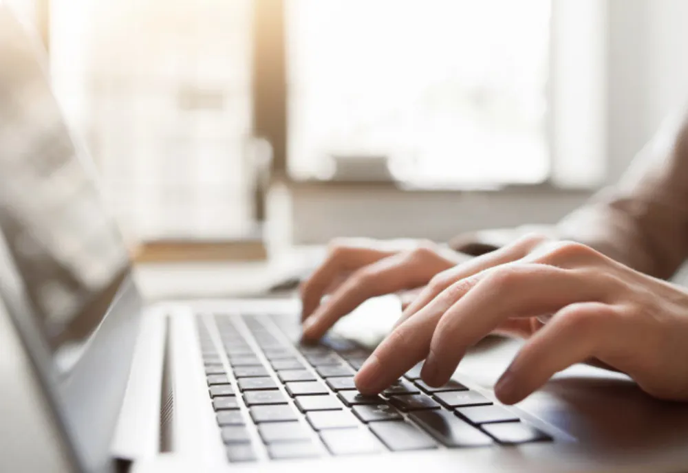 77% DIN UTILIZATORII DE INTERNET ROMÂNI AU FĂCUT CUMPĂRĂTURI ONLINE ÎN 2024