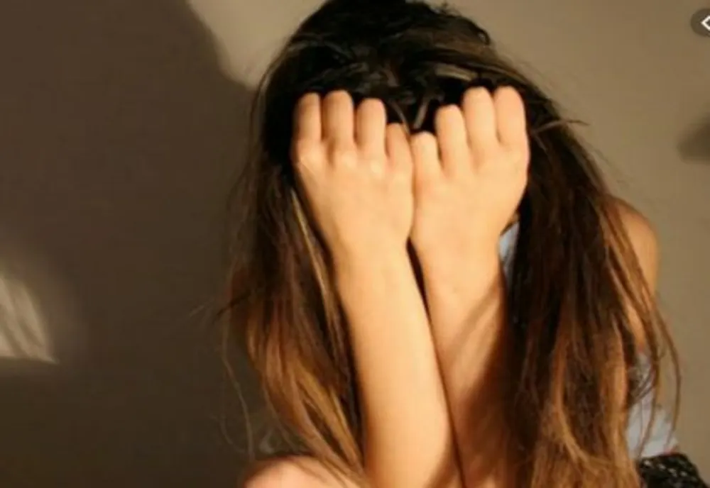 Tineri reținuți după ce au racolat copile instituţionalizate, pe care le obligau să se prostitueze