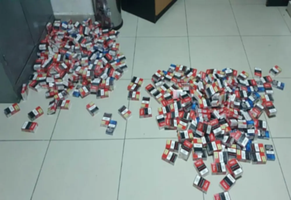 Autoturism „burdușit” cu ţigări de contrabandă, depistat în Vama Stânca