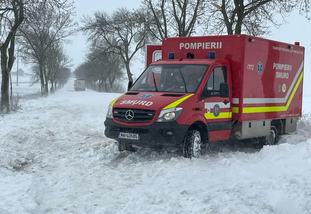 Misiunile pentru salvarea persoanelor înzăpezite pe drumurile naționale și județene, continuă