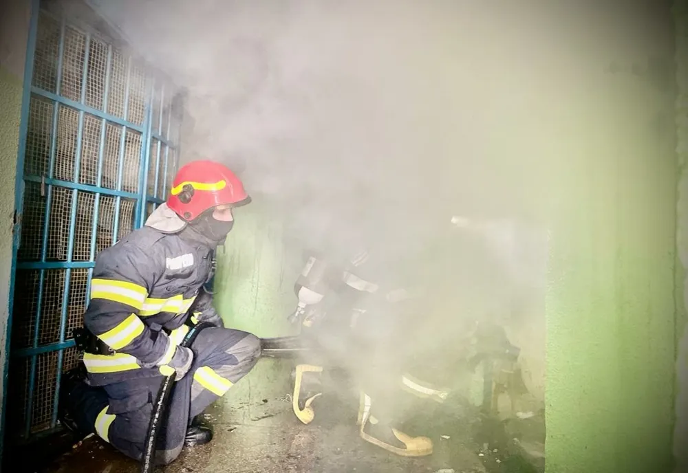 Incendiu la o boxă din cauza unui scurtcircuit
