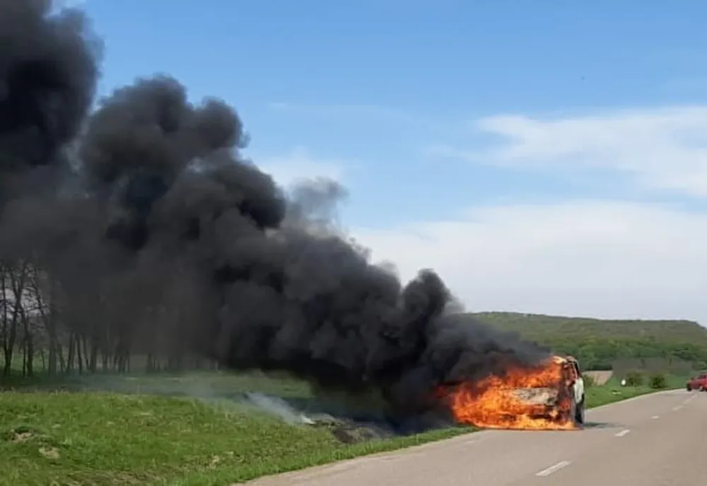 Un microbuz s-a făcut scrum pe un drum din Botoșani