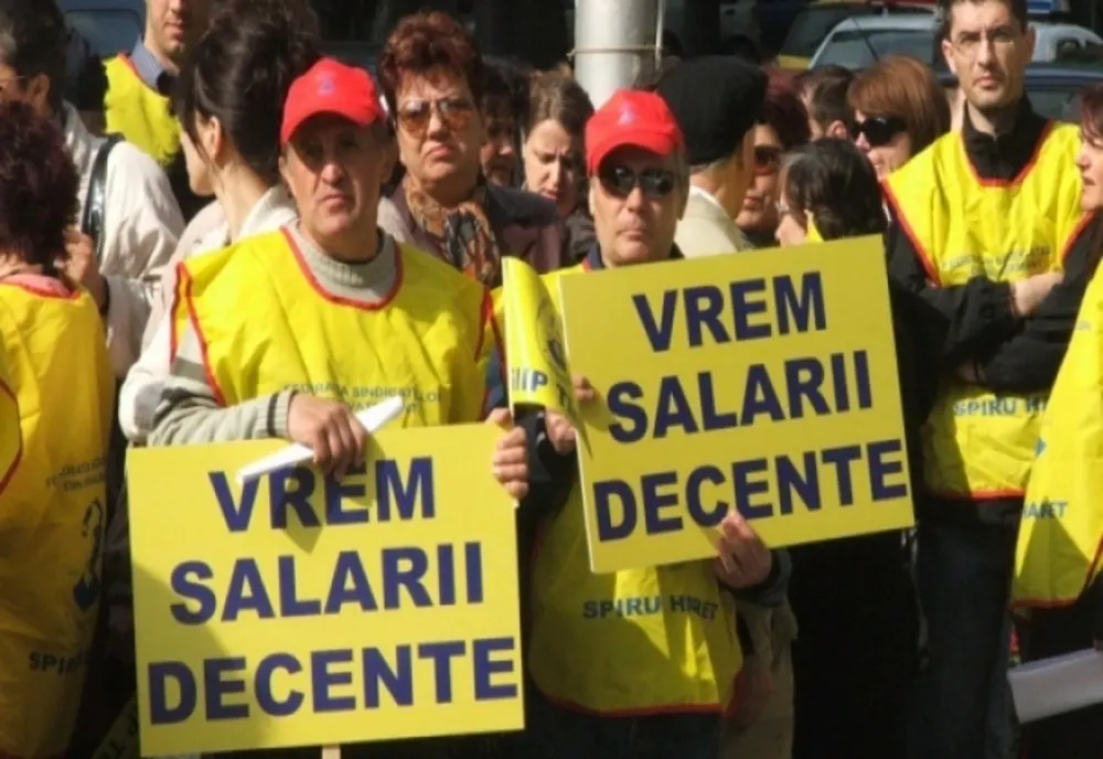 PESTE 400 DE PROFESORI PROTESTEAZĂ DIN NOU ÎN FAȚA MINISTERULUI EDUCAȚIEI