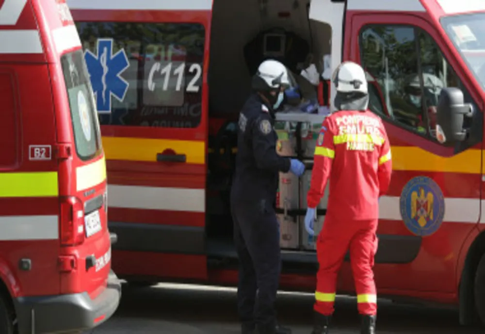 Bătrân rănit grav, după ce locuința i-a luat foc. Bărbatul a aruncat motorină în sobă pentru a se încălzi