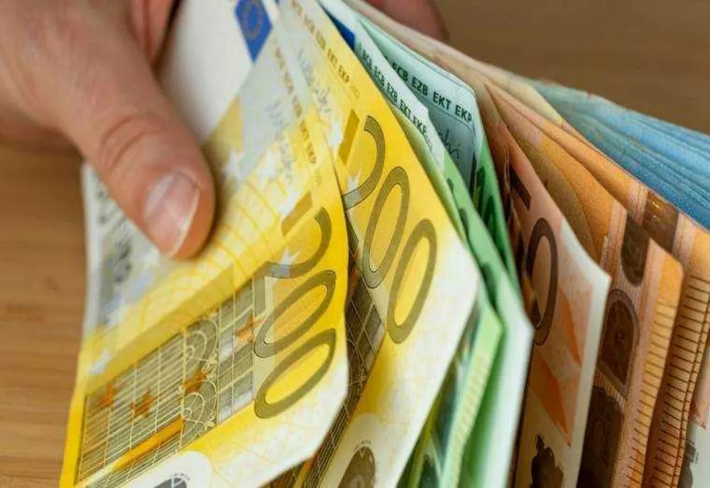 DESCOPERIRE INCREDIBILĂ: CE A FĂCUT UN BĂRBAT DUPĂ CE A GĂSIT O PUNGĂ CU 18.900 DE EURO LA GHENĂ