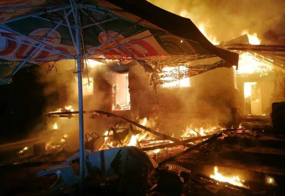 O FEMEIE A MURIT ÎN URMA UNUI INCENDIU CARE I-A CUPRINS LOCUINȚA