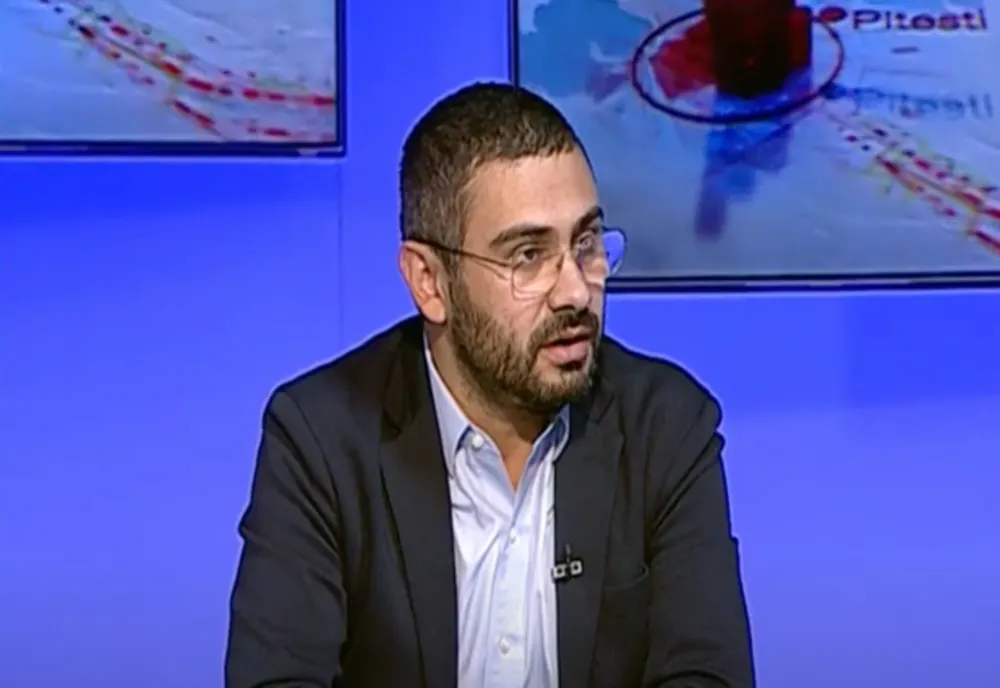 PACIENȚI LĂSAȚI ORE ÎN ȘIR ÎN SOARE, ÎN FAȚA DGASPC MEHEDINȚI. MINISTRUL MUNCII A DECLANȘAT CELULĂ DE CRIZĂ