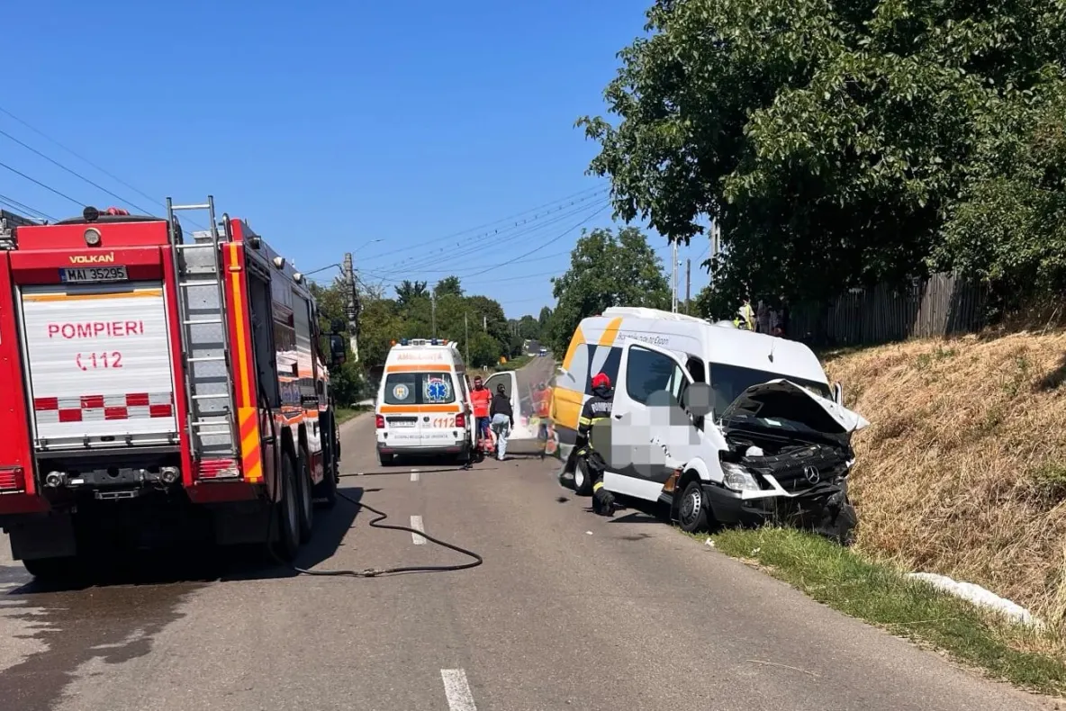  Accident cu 10 persoane la Botoșani. Impact violent între un microbuz și un autoturism - FOTO