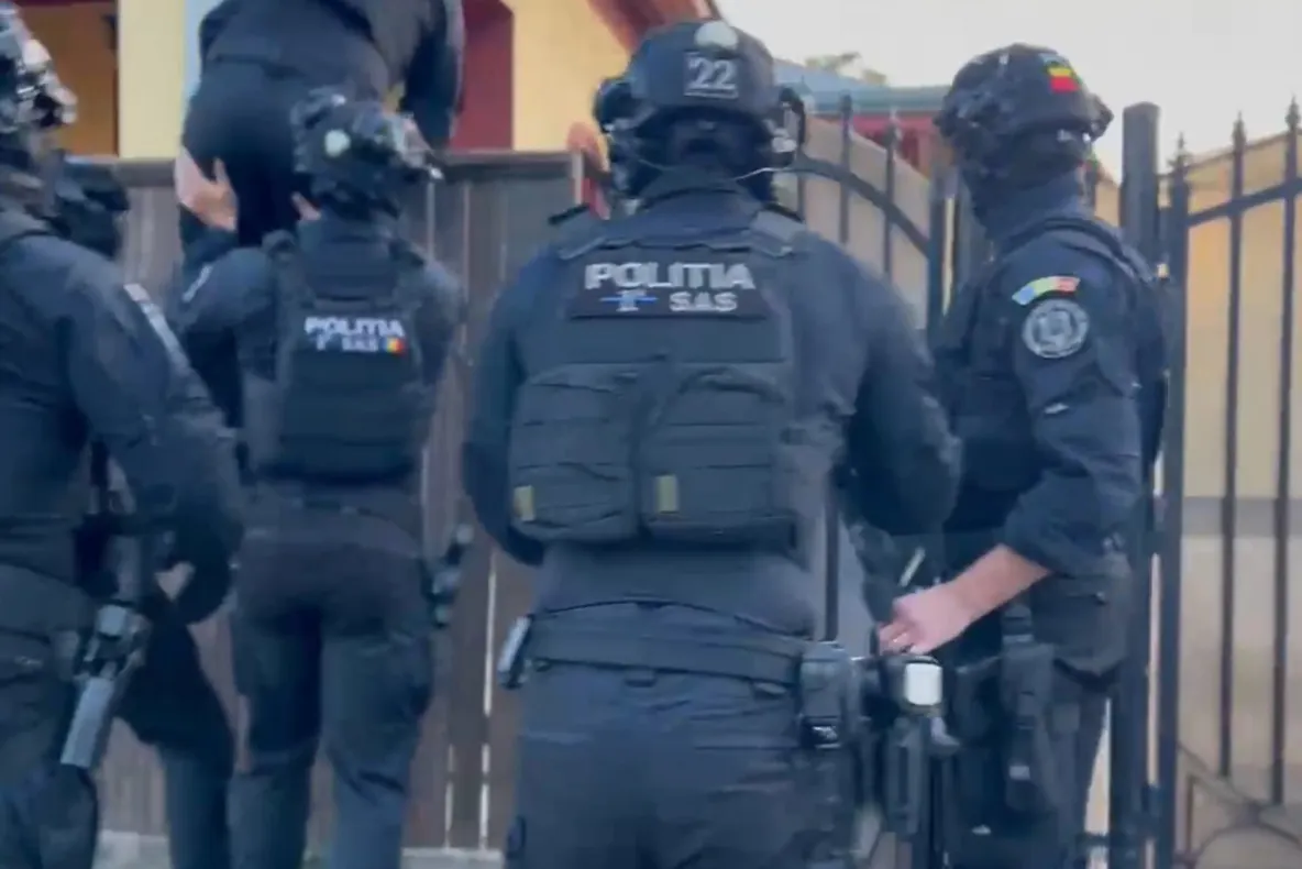 Descinderi în forță la Botoșani: polițiștii caută un bărbat care a sustras un kilogram de aur - VIDEO