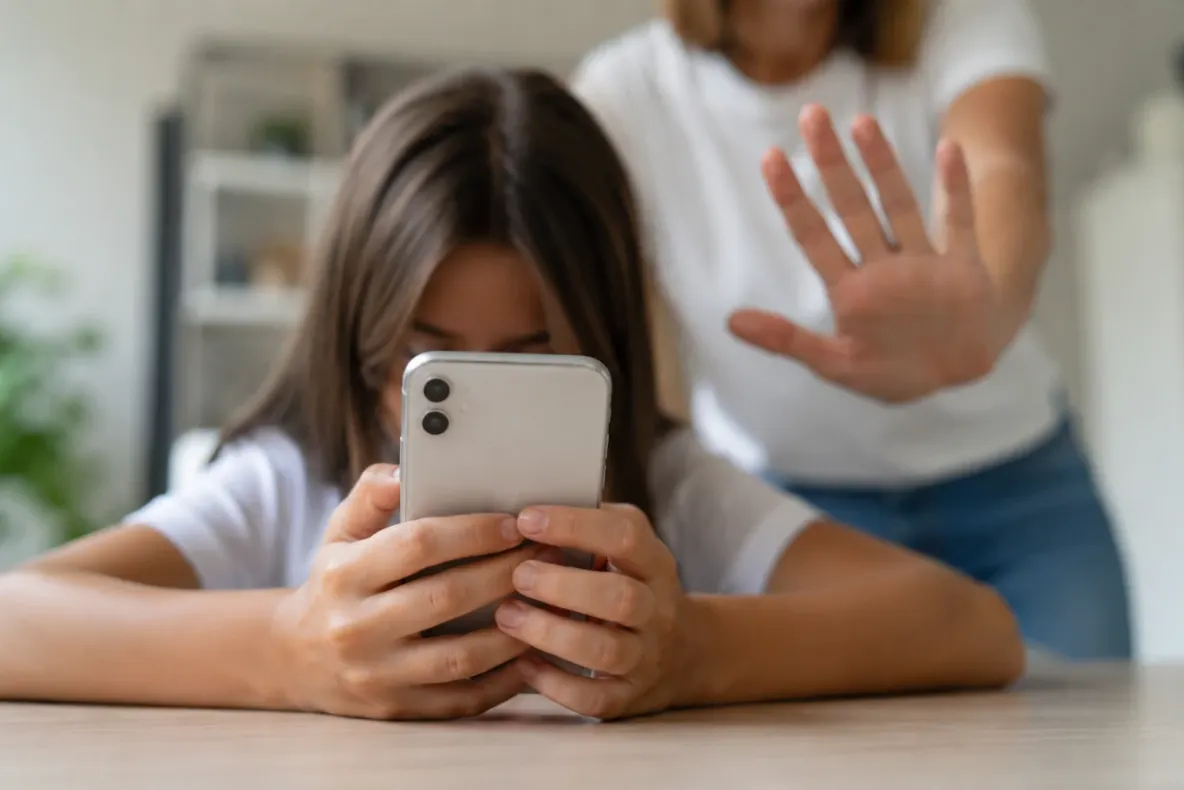Accesul copiilor sub 13 ani la rețelele sociale ar putea fi restricționat în UE