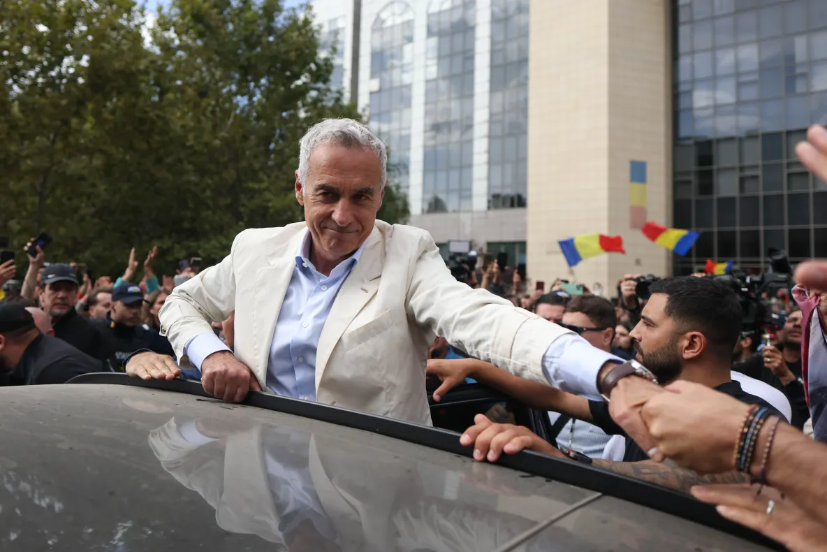 Patru susținătoare ale lui Călin Georgescu au protestat la Botoșani. Au venit cu steaguri, pancarte și o boxă