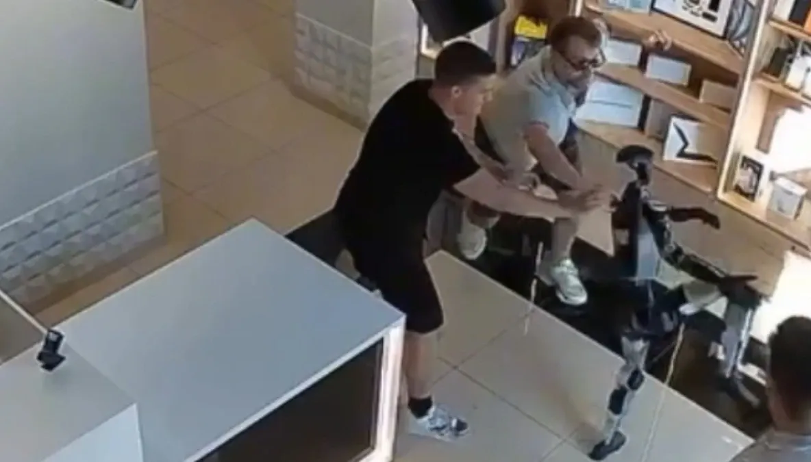 Un robot umanoid era să ia la bătaie clienții unui magazin pentru că a fost împins. VIDEO