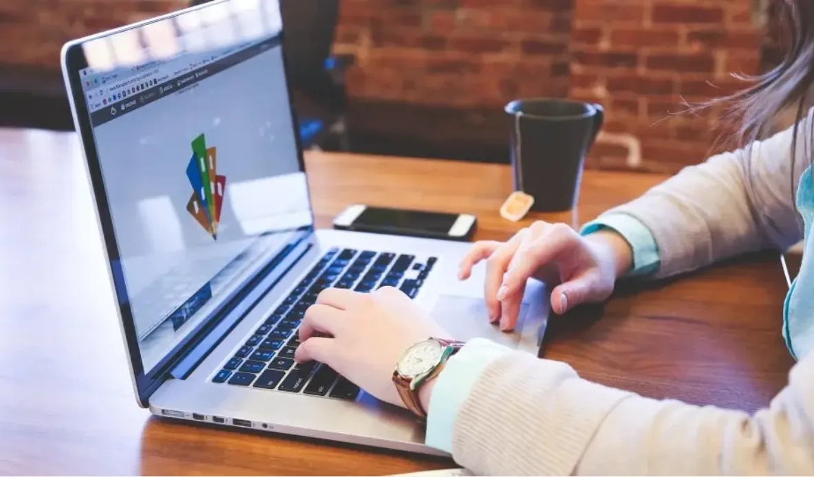 Cum recunoști o platformă online ușor de folosit? Repere utile în 2026