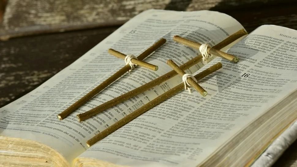 Motivul pentru care nu se îngenunchează în Biserică din noaptea de Paște și până la Rusalii