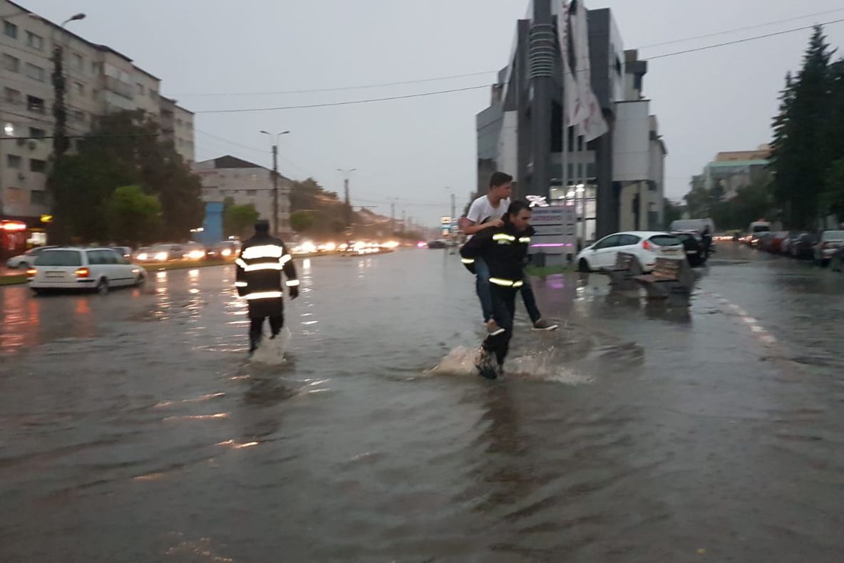 ISU Botoșani: 12 localități afectate de ploi și vânt. Pompierii intervin pentru evacuarea apei