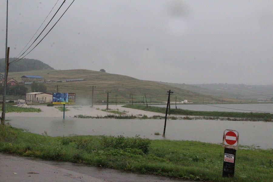 Au început evacuările din calea apelor