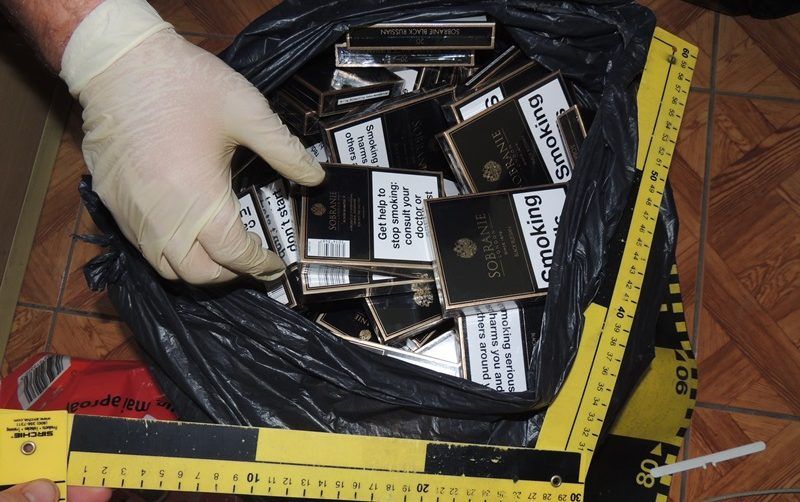 Prins cu 100 de pachete cu țigări de contrabandă