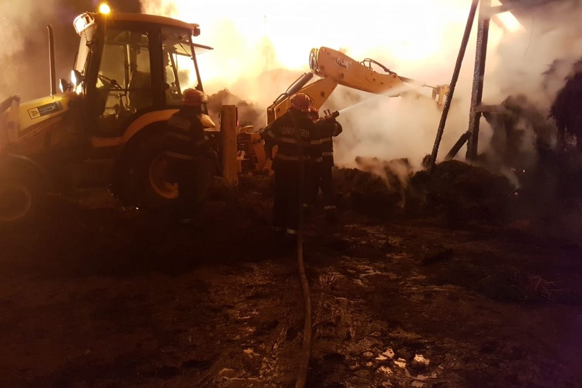 Incendiu stins după 11 ore. Cauza probabilă o constituie acțiunea intenționată