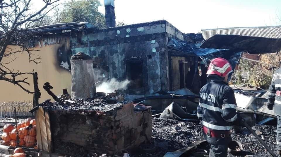 Incendii în comunele Ungureni și Dimăcheni. Două familii au rămas fără locuințe FOTO
