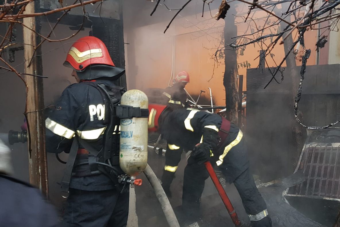 Incendiul din această dimineață a izbucnit de la o lumânare