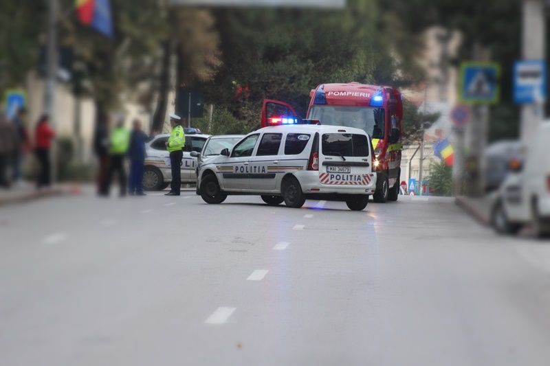 Un individ beat și fără permis a distrus un gard cu mașina