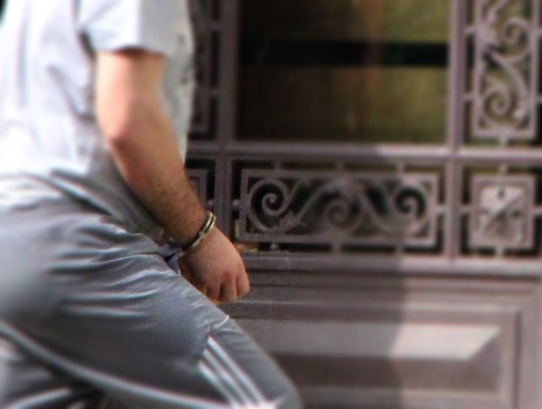 Percheziții în urma unor tâlhării. Polițiștii au găsit peste 70.000 de lei și 4000 de euro