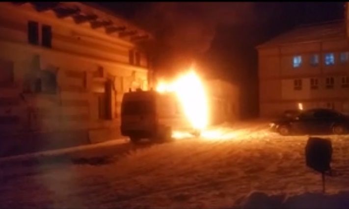 Ambulanță în flăcări din cauza unui scurtcircuit