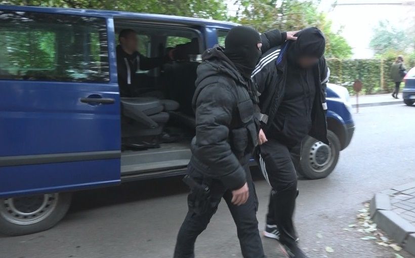 Percheziții la doi traficanți de țigări