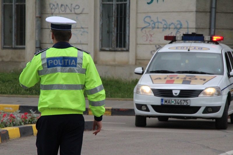 Un minor de 15 ani a furat un autoturism și a ajuns cu el pe câmp