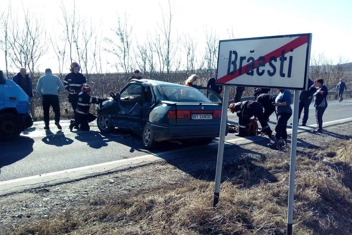 BRĂEȘTI. Accident cu două persoane încarcerate FOTO