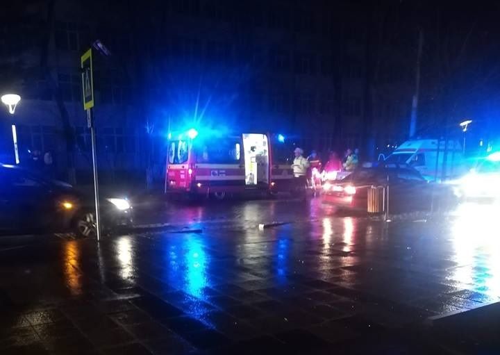 Femeie lovită de o mașină pe trecerea de pietoni