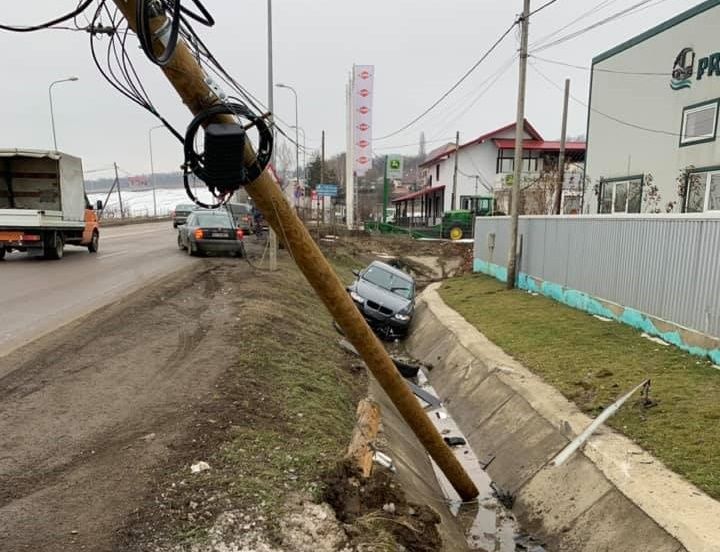 ACCIDENT în zona Lebăda. Un BMW a ajuns în șanț