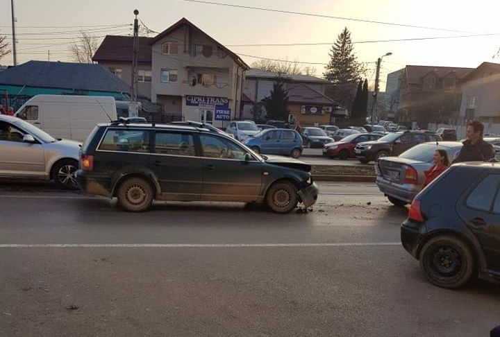 Trei mașini implicate într-un accident. Unul dintre șoferi era băut