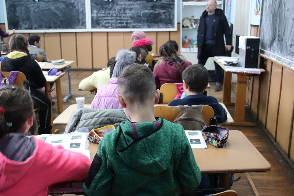 Un deputat Pro România vrea revenirea la trei trimestre în învățământ