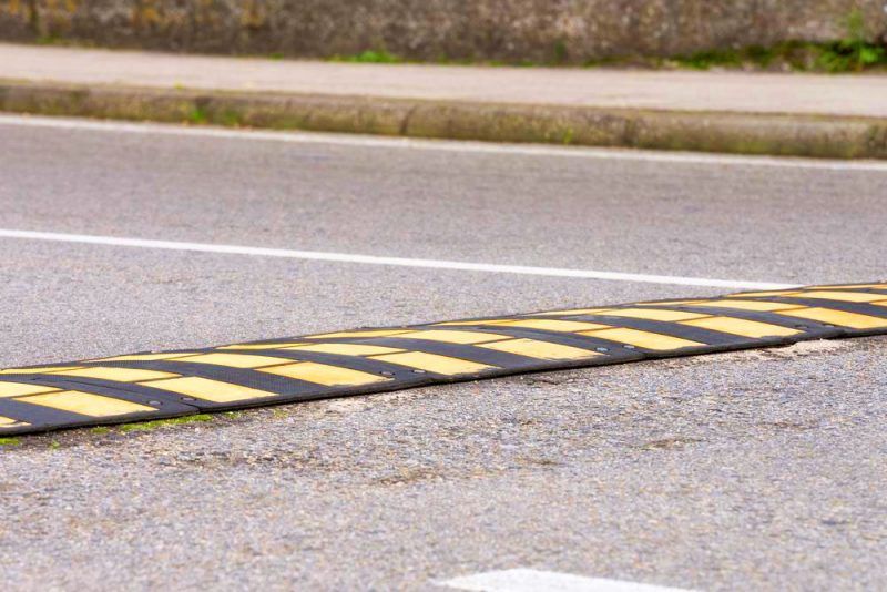 Limitatoare de viteză pe o stradă din municipiu