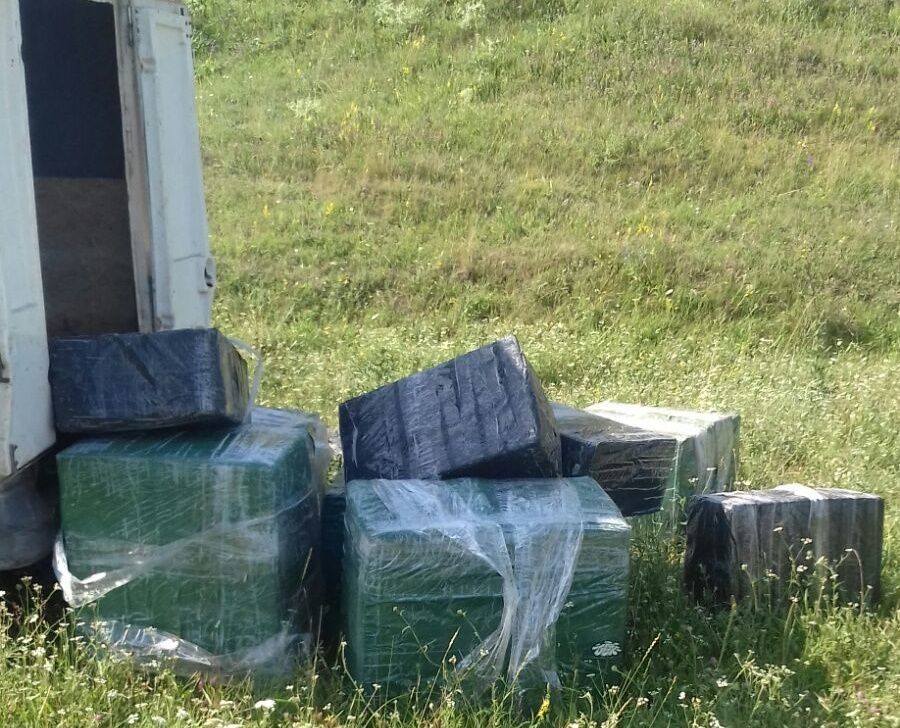 Un pistol, bani, telefoane, țigări și un aparat de supraveghere au găsit polițiștii în casele contrabandiștilor