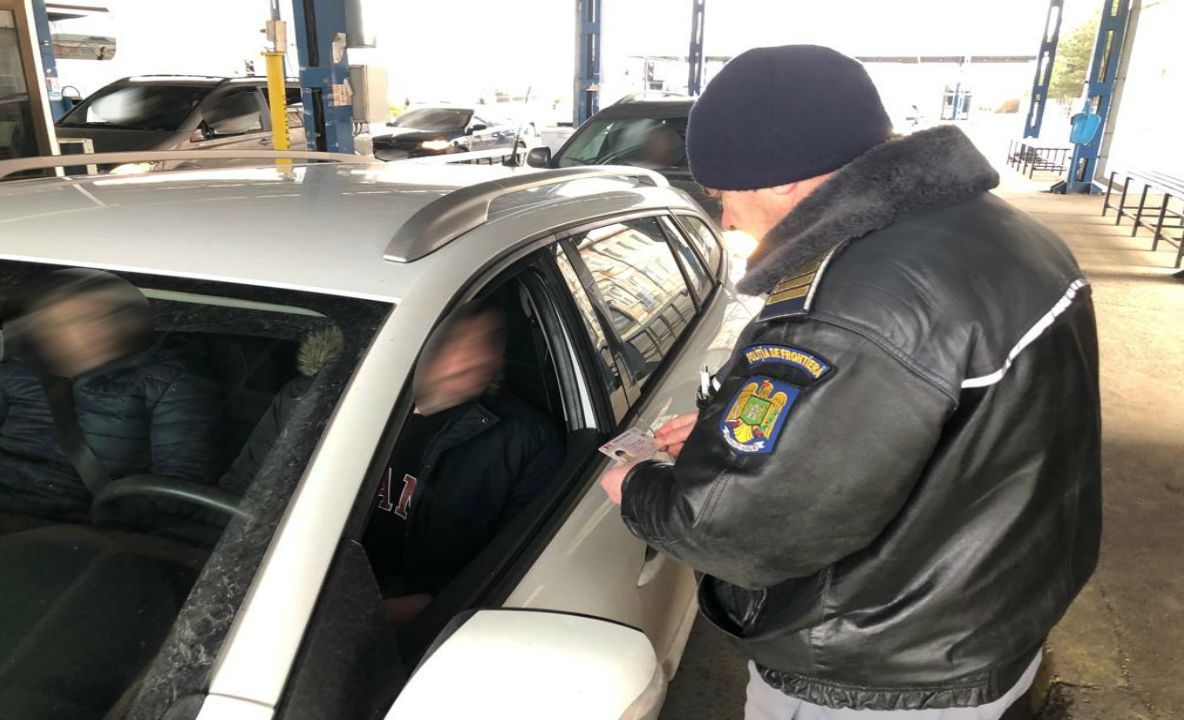 Mercedes cu documente false, depistat în trafic