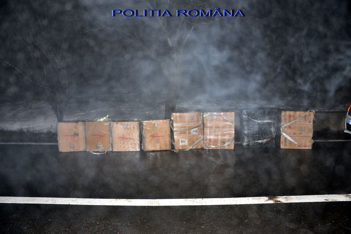 A aruncat 8500 de pachete de țigări din mașină și a încercat să scape de polițiști